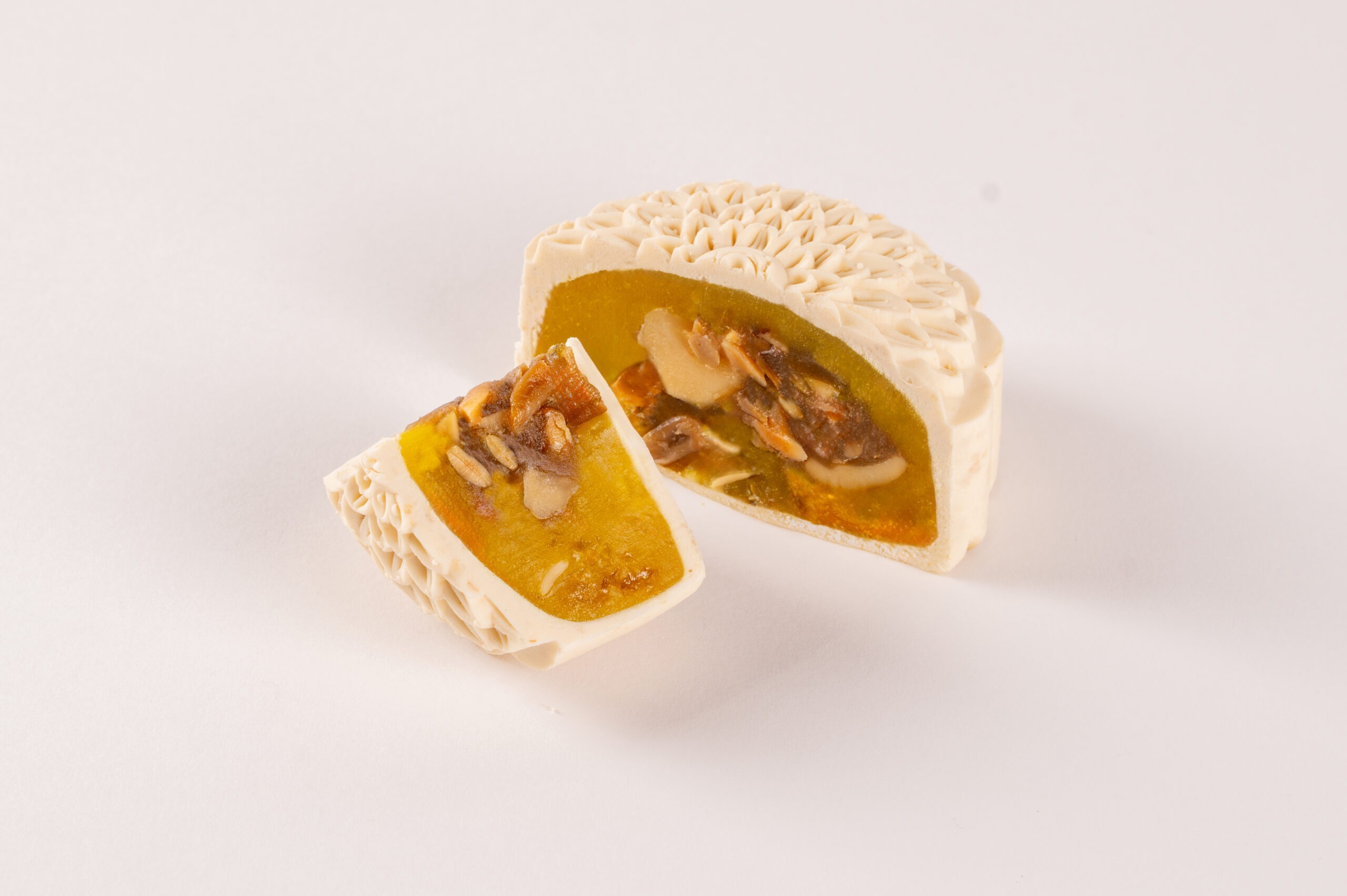 Momoyama Golden Fungus with Nuts Mooncake